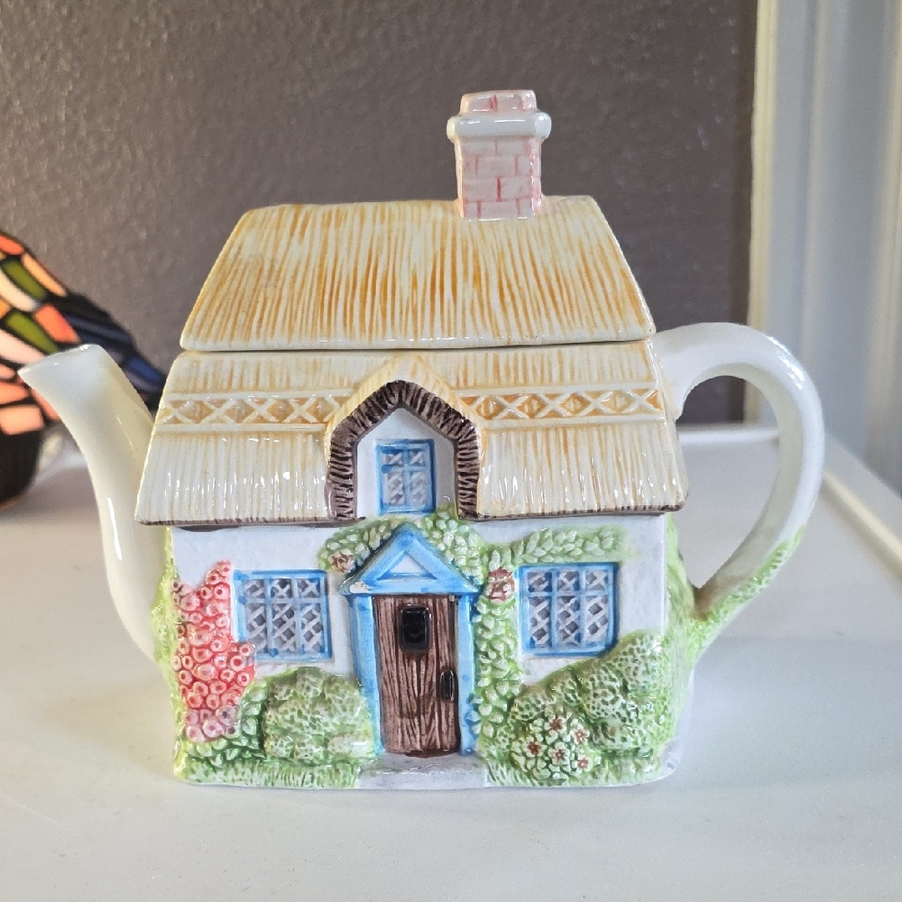 Vintage Annie Rowe "Summer Cottage" Teapot